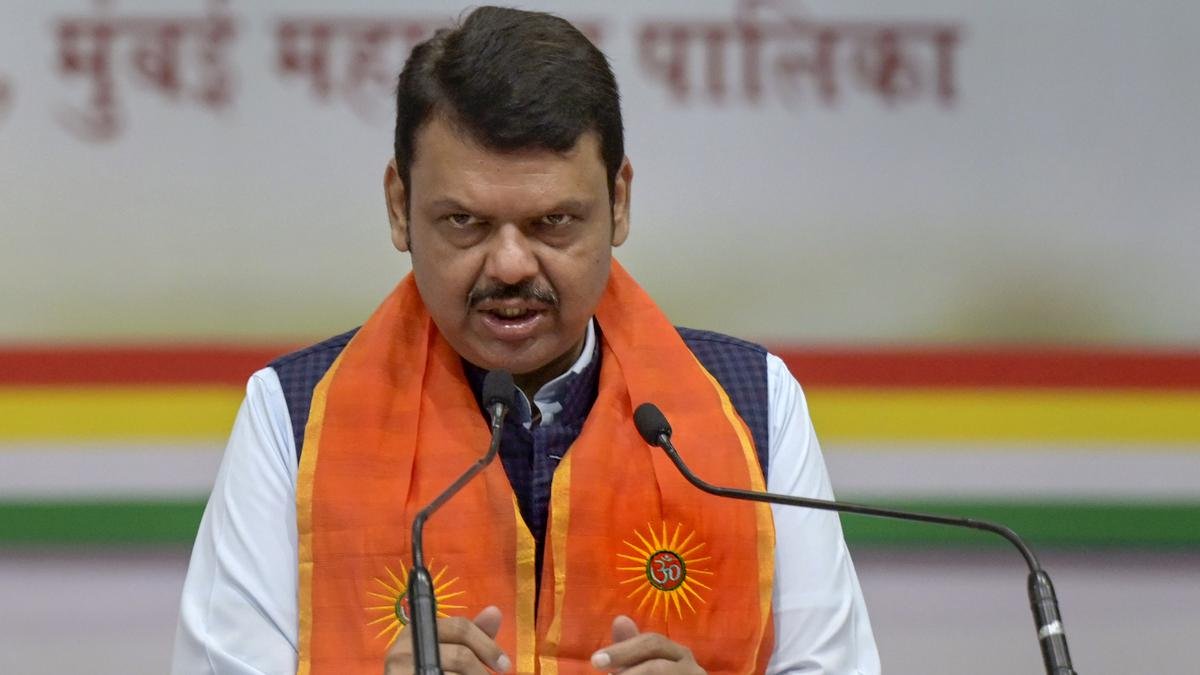 संयम से व्यवहार करें जनप्रतिनिधि : फडणवीस