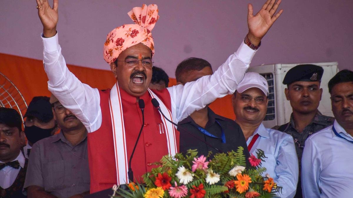 सपा प्रमुख के सामाजिक एकता के बयान के बीच यूपी के डिप्टी सीएम ने कहा, पिछड़ों, पीएम मोदी के साथ चट्टान बनकर खड़े हैं दलित