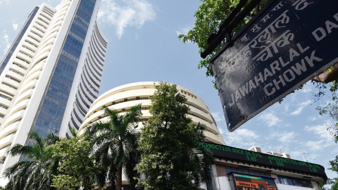 सेंसेक्स 111 अंक चढ़कर 62,950 पर खुला, निफ्टी 18,666 पर खुला