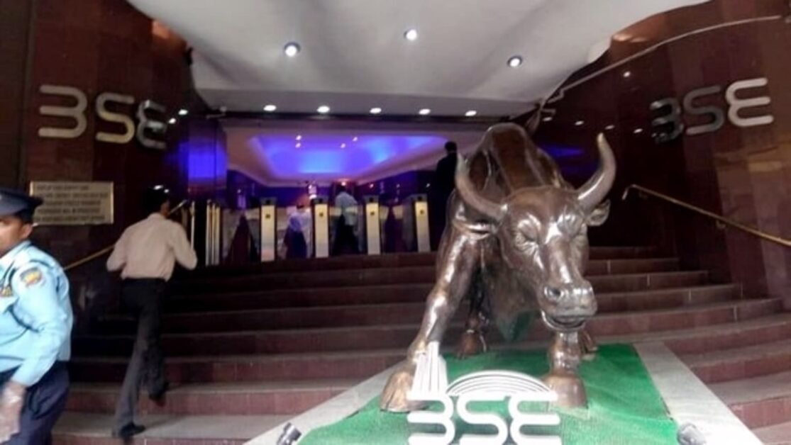 सेंसेक्स 63,100 के ऊपर, निफ्टी 18,700 के आसपास हरे निशान में खुला