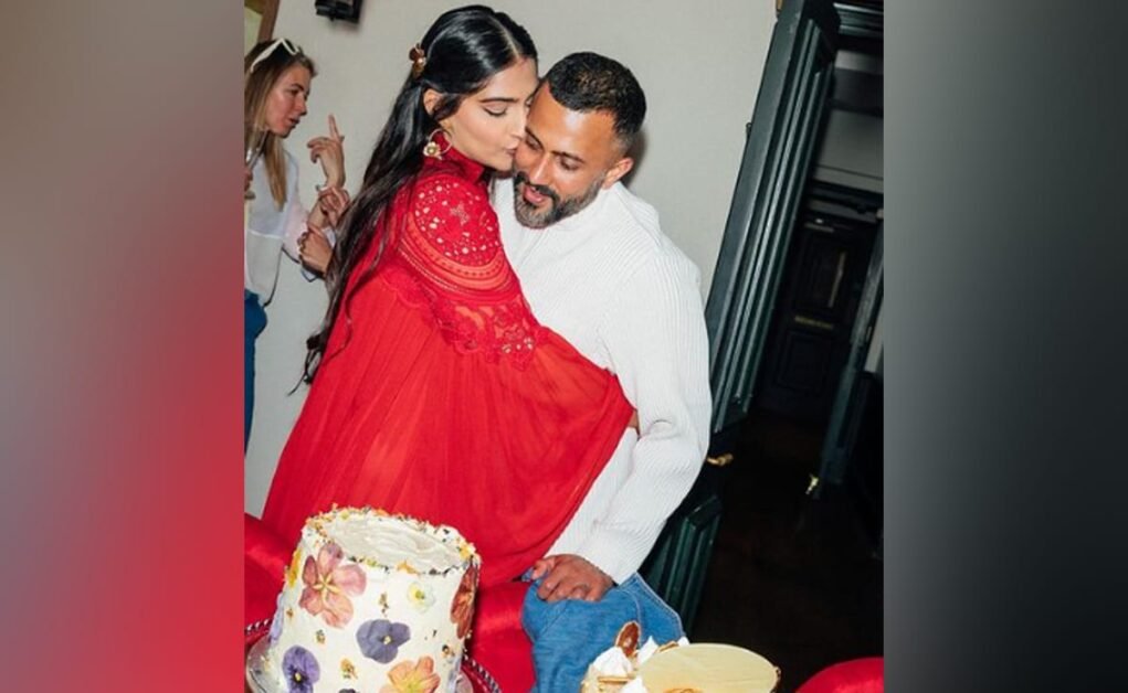 सोनम कपूर के बर्थडे बैश में 'दो खूबसूरत लड़कों' के पति आनंद और बेटे वायु के साथ