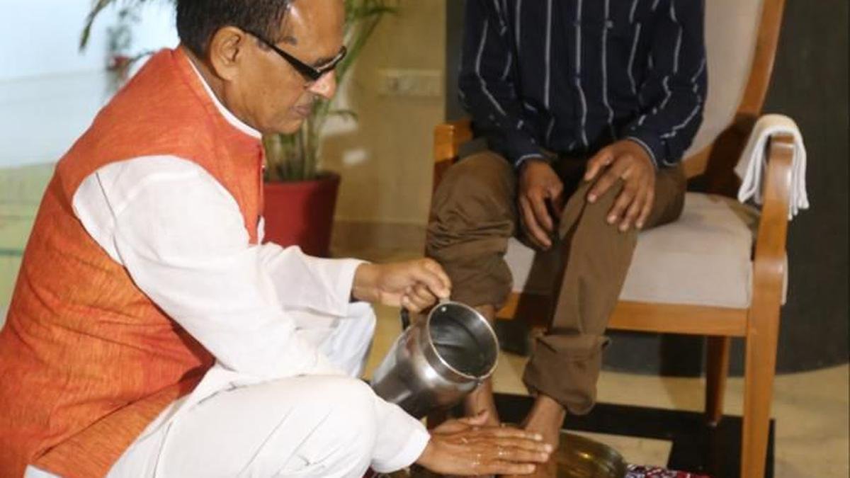 मध्य प्रदेश के मुख्यमंत्री चौहान ने पेशाब करने की घटना के पीड़ित के पैर धोए, माफी मांगी