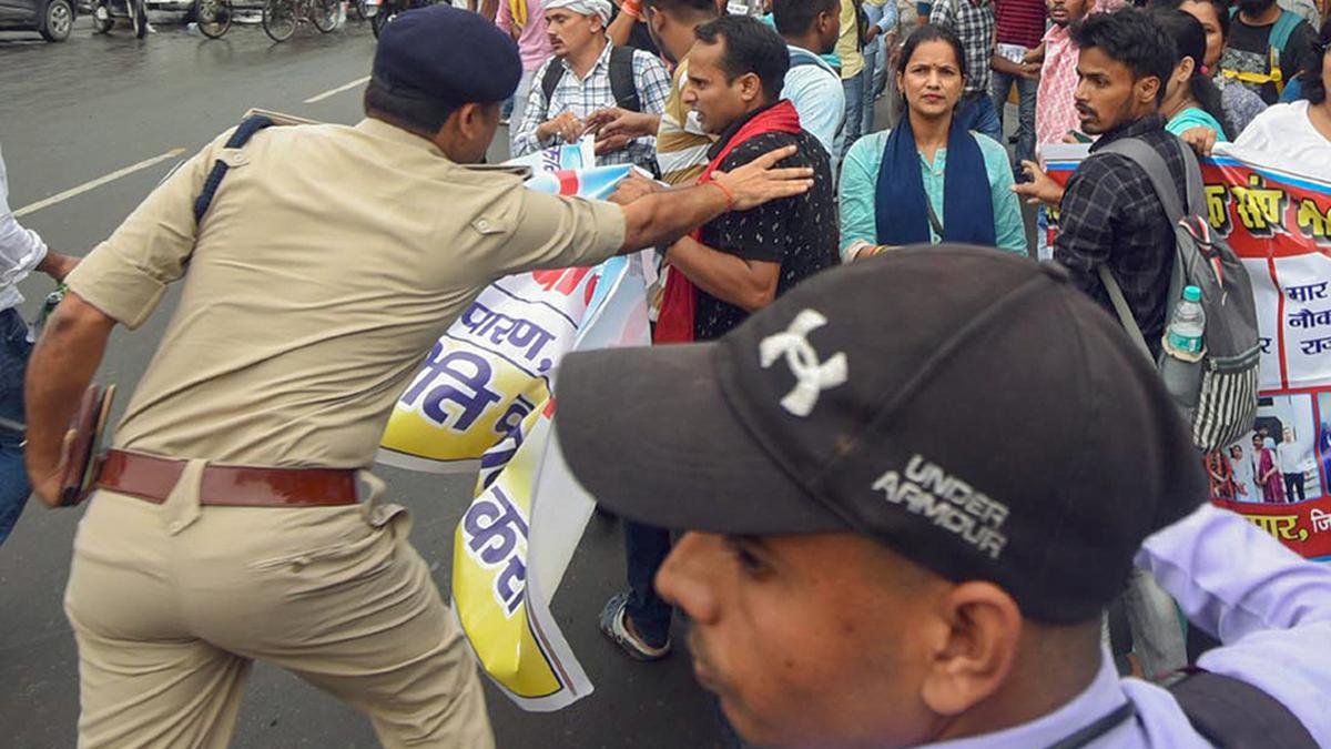 बिहार सरकार.  भर्ती नीति पर भाजपा के विरोध के बीच शिक्षकों की छुट्टियां रद्द कर दी गईं