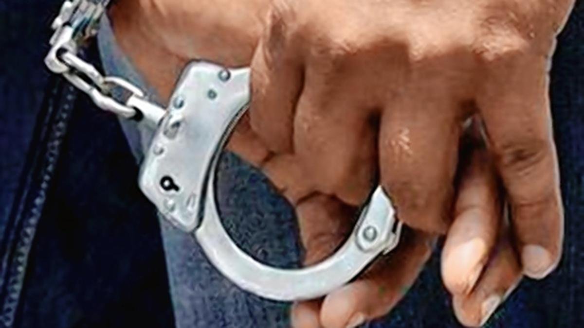 ₹25 करोड़ के सोने की तस्करी मामले में सूरत एयरपोर्ट पर तैनात पुलिसकर्मी गिरफ्तार