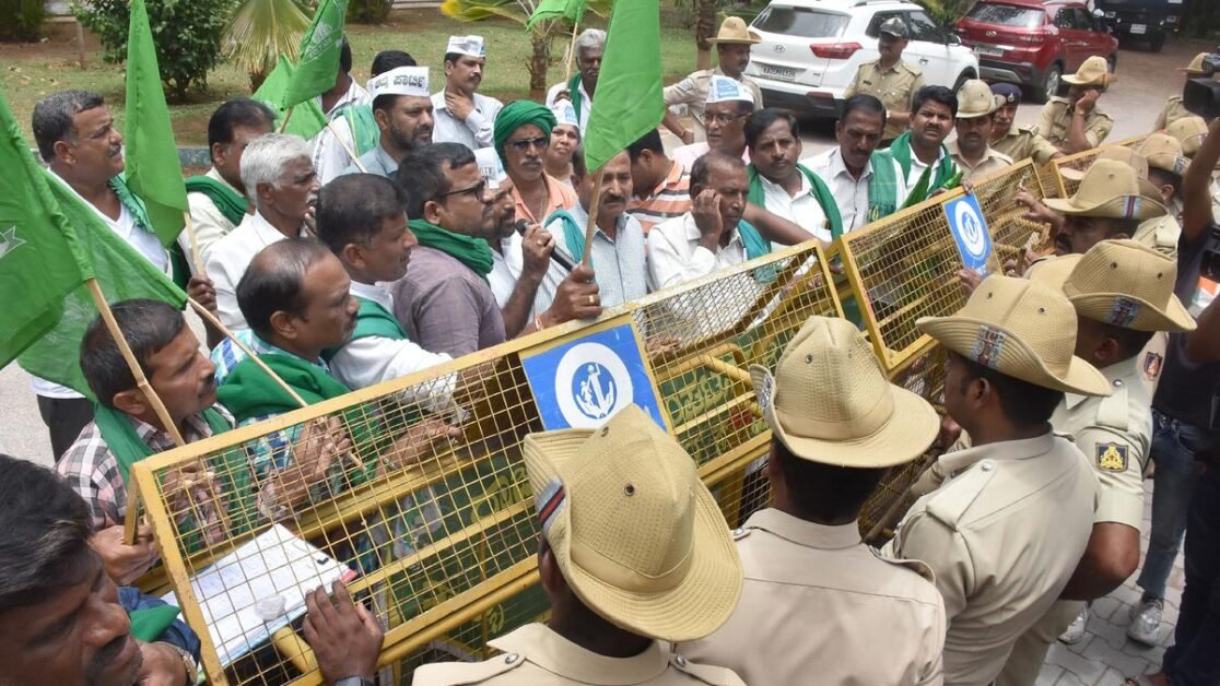 Cauvery issue: Farmers and AAP activists protest outside MP’s office in Mysuru