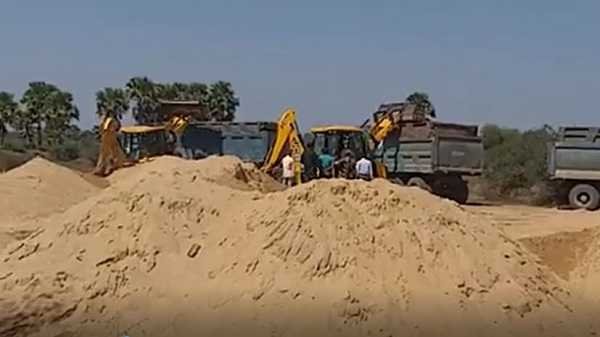 झारखंड में 'अवैध' बालू, जमीन बिक्री मामले में आरोप पत्र दाखिल