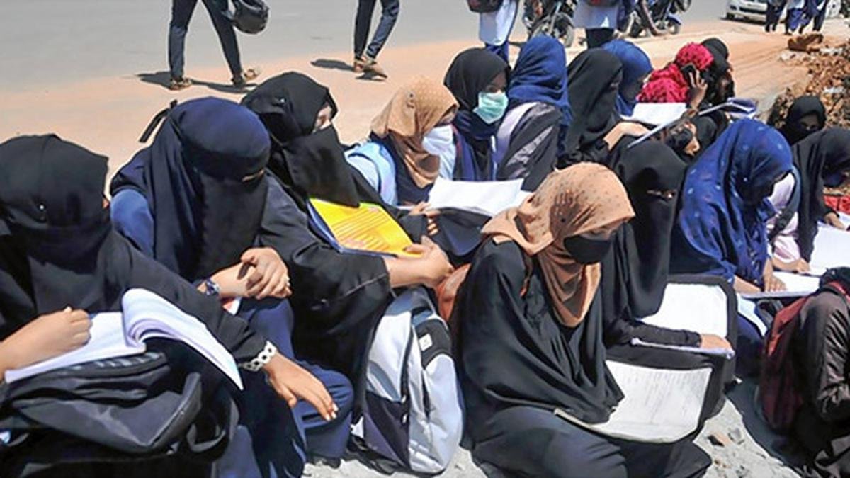 कर्नाटक में अभी तक हिजाब के लिए कोई जगह नहीं है