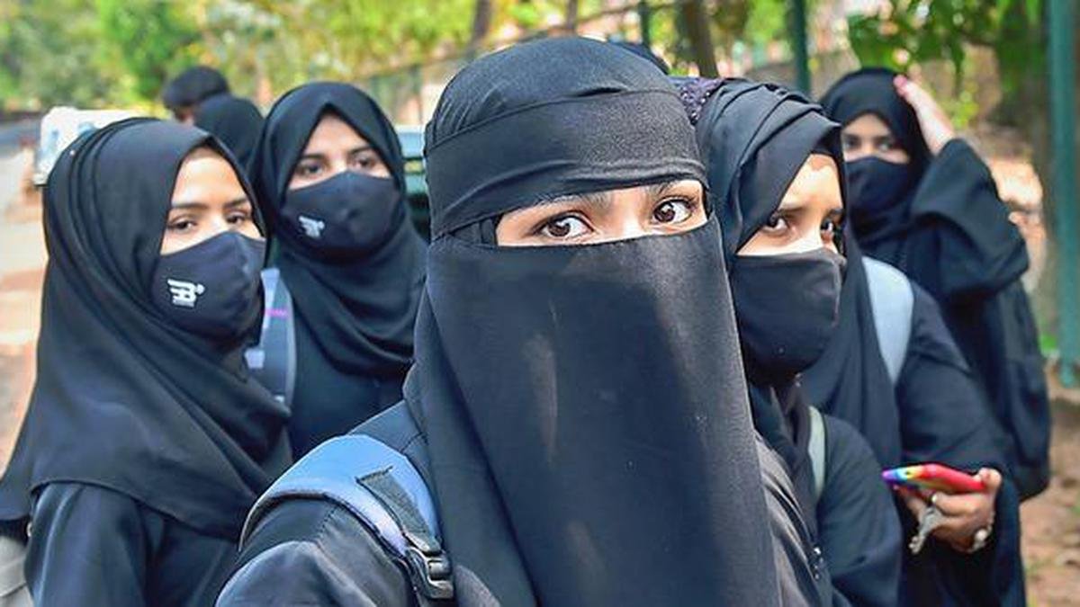 कर्नाटक सरकार.  लोकसभा चुनाव तक हिजाब प्रतिबंध और अन्य विवादास्पद मुद्दों को हटाने पर धीमी गति से आगे बढ़ें