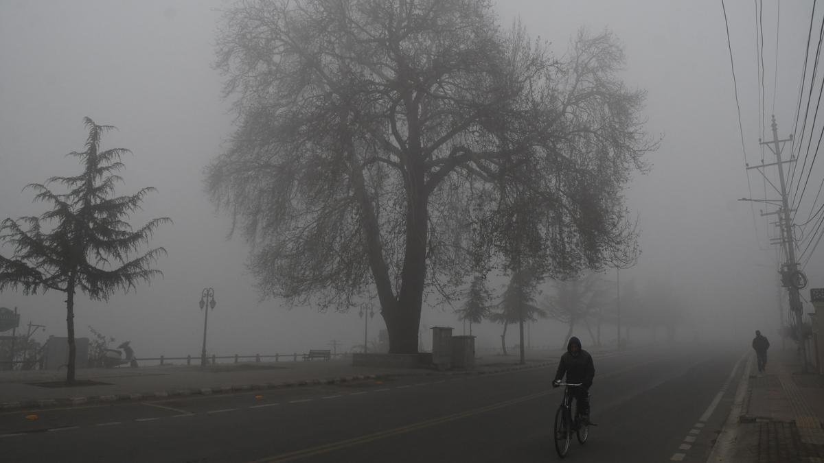 कश्मीर में शीतलहर, कई स्थानों पर न्यूनतम तापमान शून्य से 3 डिग्री सेल्सियस नीचे दर्ज किया गया