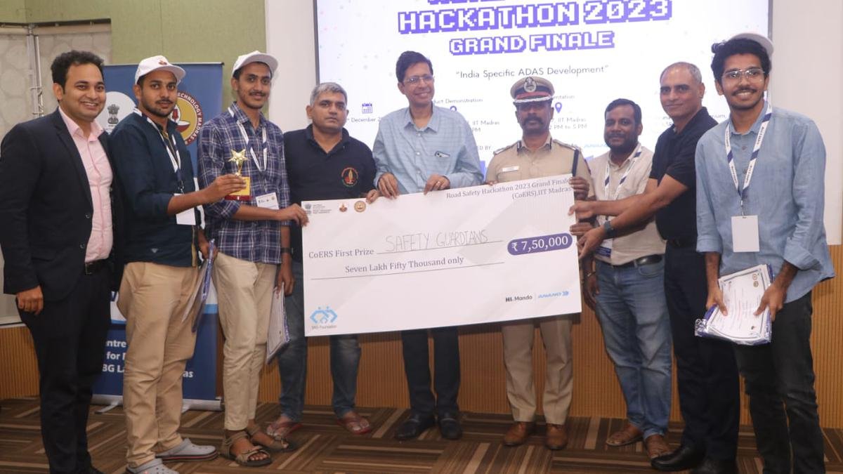 दोपहिया वाहनों के लिए सुरक्षा प्रणाली ने छात्र टीम को हैकथॉन पुरस्कार दिलाया