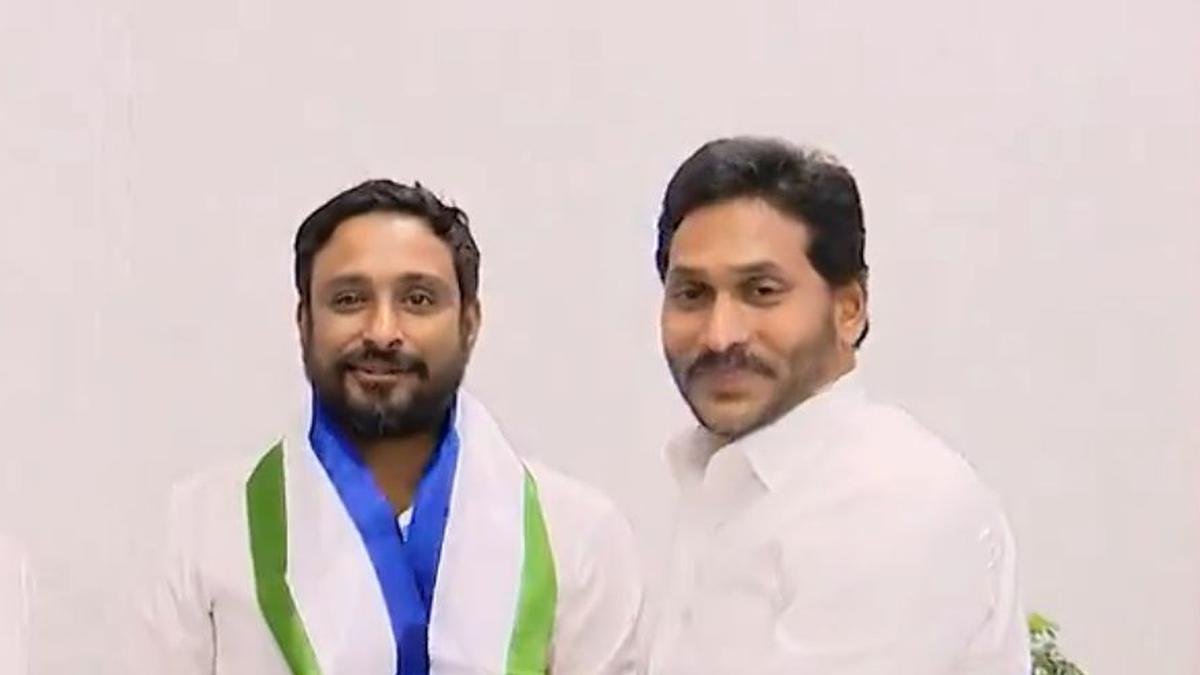 पूर्व भारतीय क्रिकेटर अंबाती रायडू आंध्र प्रदेश में सत्तारूढ़ वाईएसआरसीपी में शामिल हो गए