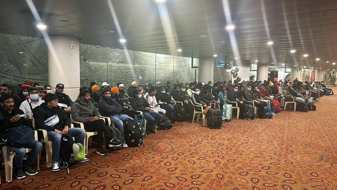 फ्रांस में शरण मांग रहे 25 भारतीयों को 8 दिन और हिरासत में रखा जाएगा: रिपोर्ट