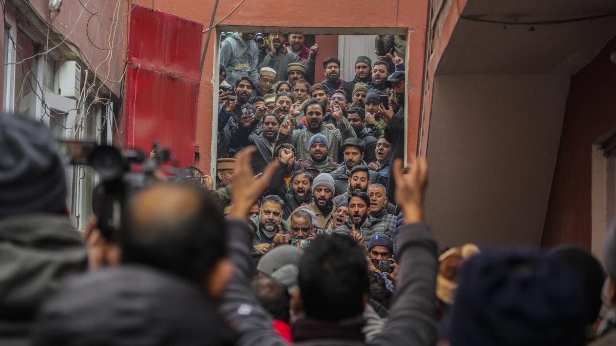 भाजपा नेताओं ने हिरासत में हत्याओं के पीड़ितों से मुलाकात की, कड़ी कार्रवाई का वादा किया