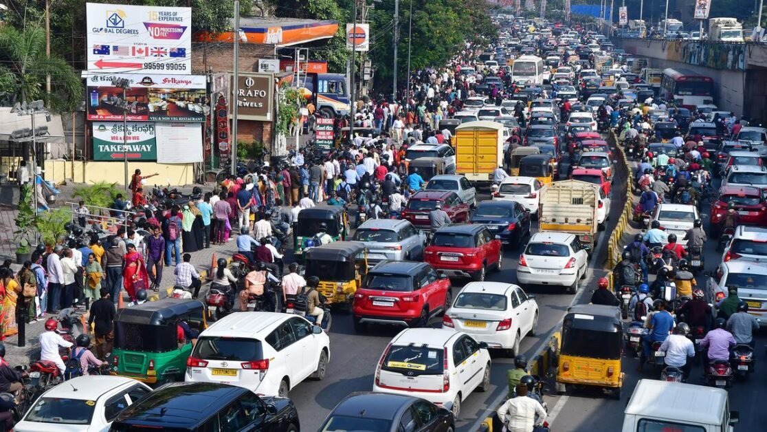 लोहे की बाड़ से लेकर खुले दरवाज़ों तक