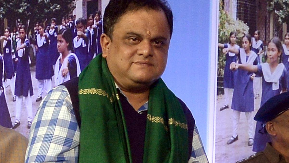 सांता क्लॉज़ से लेकर चैतन्य तक, बंगाल के मंत्री ममता बनर्जी की संत व्यक्ति के रूप में प्रशंसा करते हैं