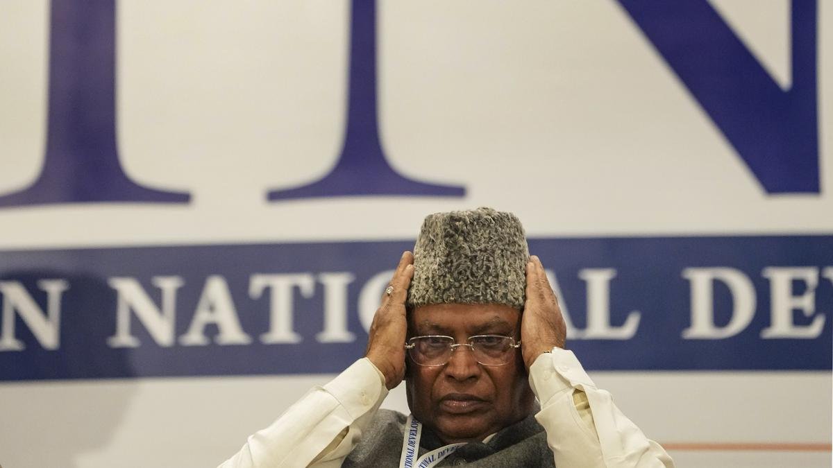 कांग्रेस से नाता तोड़ने के एक दिन बाद खड़गे ने ममता से संपर्क किया