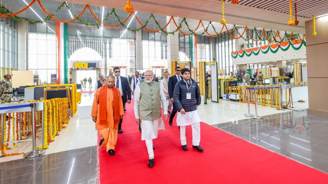 कैबिनेट ने अयोध्या हवाई अड्डे का नाम महर्षि वाल्मिकी के नाम पर रखने को मंजूरी दी;  अंतर्राष्ट्रीय हवाई अड्डे का दर्जा देता है