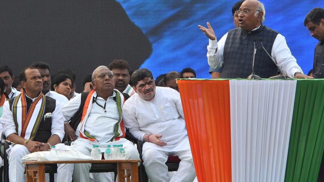 खड़गे ने आरोप लगाया कि मोदी की झूठी गारंटी चुनाव से पहले लोगों को धोखा देने के लिए है