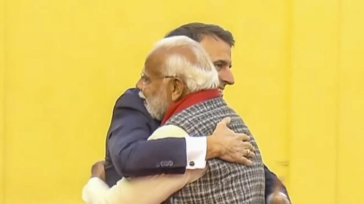 जयपुर के जंतर-मंतर पर पीएम मोदी और फ्रांस के राष्ट्रपति मैक्रों की मुलाकात