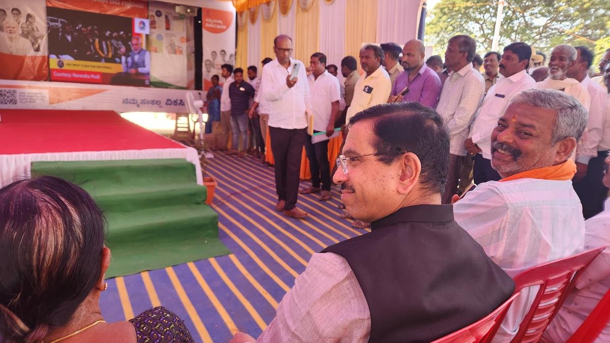 प्रह्लाद जोशी का कहना है कि राम मंदिर उद्घाटन में शामिल होने को लेकर कांग्रेस असमंजस में है