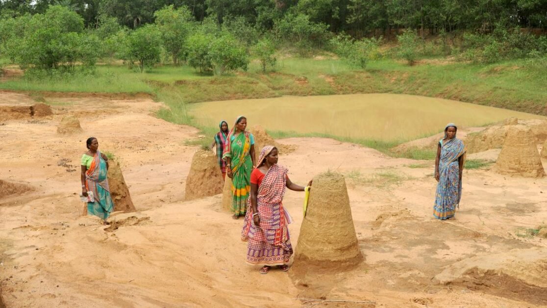मनरेगा श्रमिकों के लिए आधार से जुड़ा वेतन अनिवार्य हो गया है