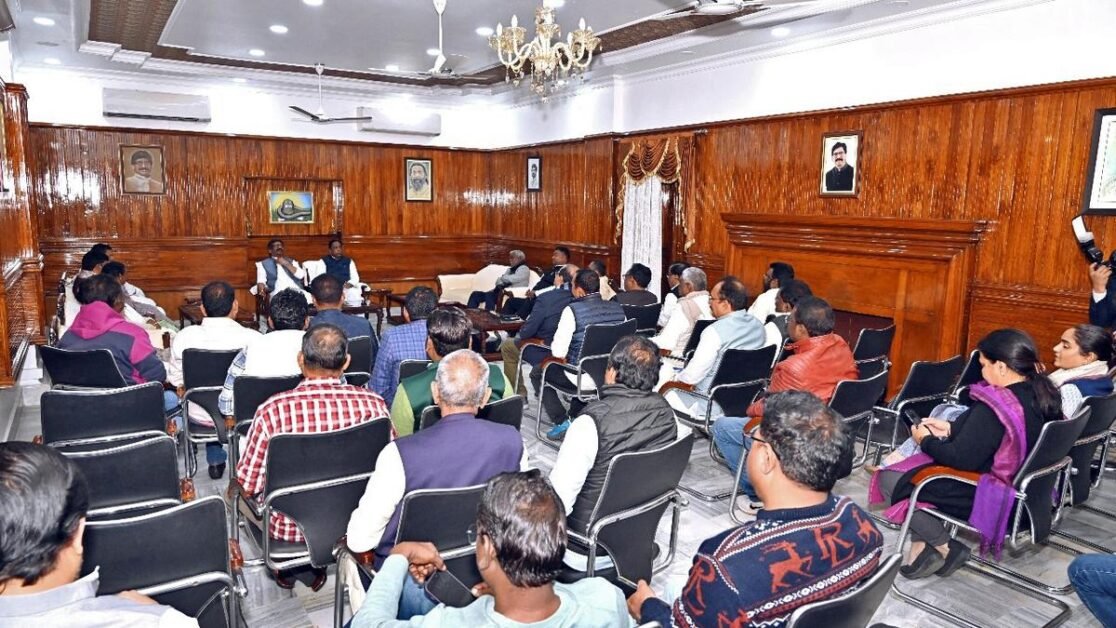 सत्तारूढ़ गठबंधन के विधायकों का कहना है कि वे झारखंड के सीएम सोरेन के पीछे हैं;  बिना नाम के समर्थन पत्र पर हस्ताक्षर करें