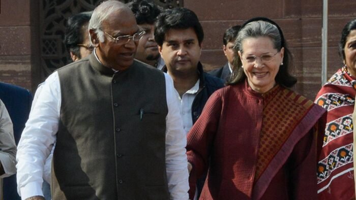 कांग्रेस के पुराने नेता और गांधी परिवार के वफादार राज्यसभा के जरिए संसद में वापसी का रास्ता तलाश रहे हैं