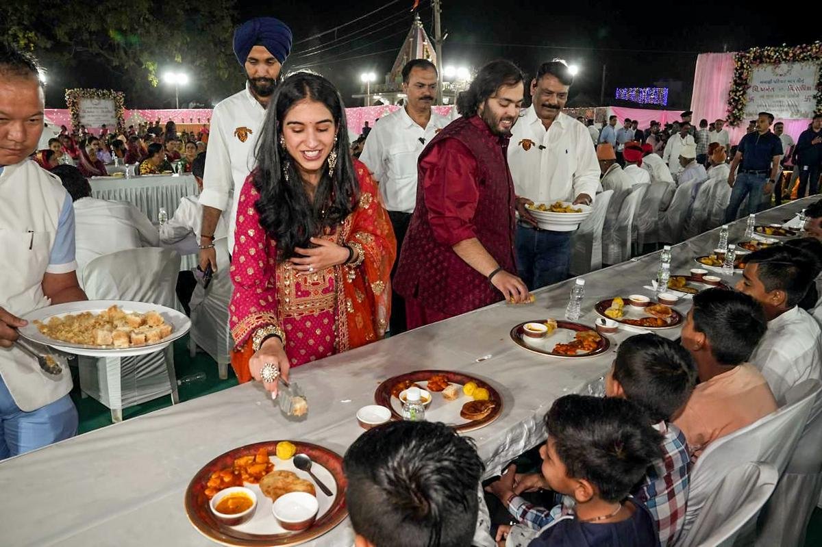 रिलायंस फाउंडेशन के निदेशक अनंत अंबानी ने अपनी मंगेतर राधिका मर्चेंट के साथ बुधवार, 28 फरवरी, 2024 को जामनगर में रिलायंस टाउनशिप के पास जोगवाड गांव में अपने विवाह पूर्व समारोह के हिस्से के रूप में 'अन्न सेवा' के दौरान ग्रामीणों को पारंपरिक गुजराती भोजन वितरित किया।
