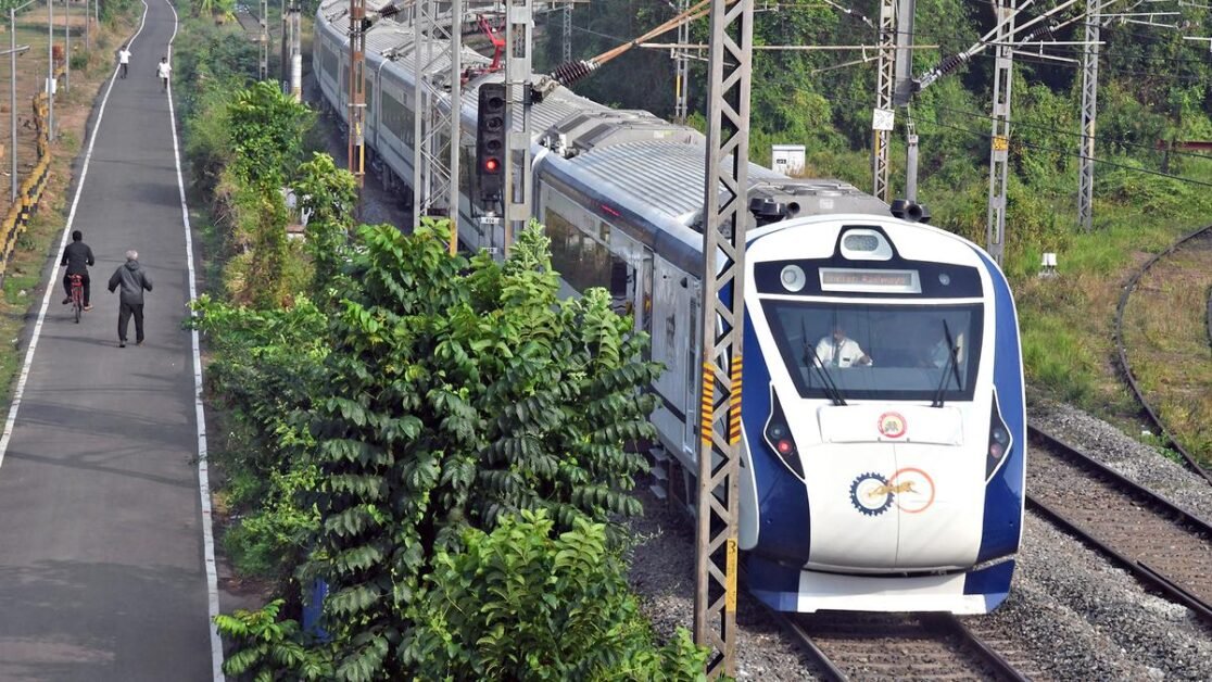 कोच से धुआं निकलने पर वंदे भारत एक्सप्रेस को केरल में अलुवा के पास रोक दिया गया