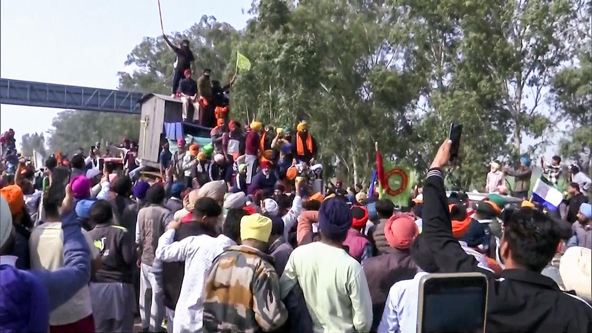 जैसे ही किसानों ने आज दिल्ली मार्च फिर से शुरू किया, गृह मंत्रालय ने पंजाब सरकार से कानून तोड़ने वालों के खिलाफ कार्रवाई करने को कहा