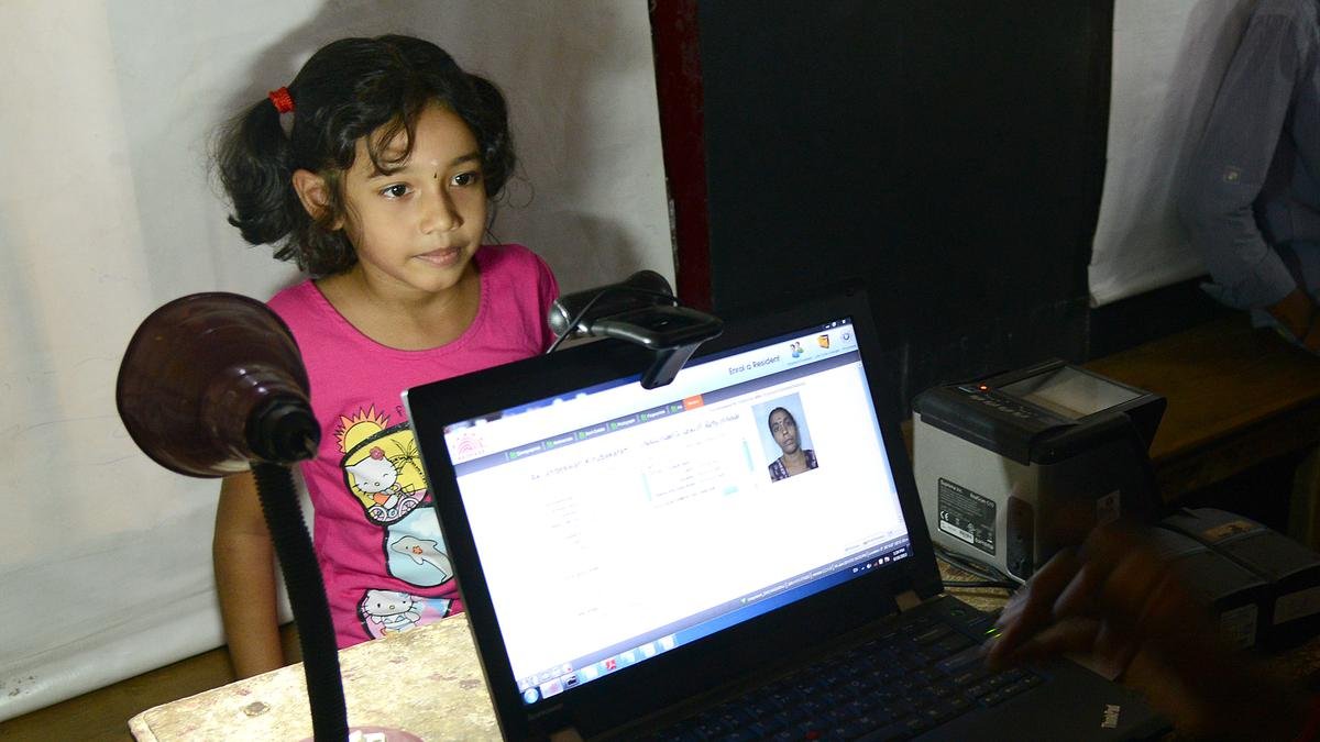 नीला आधार कार्ड: नीले आधार कार्ड और इसकी आवेदन प्रक्रिया का अनावरण