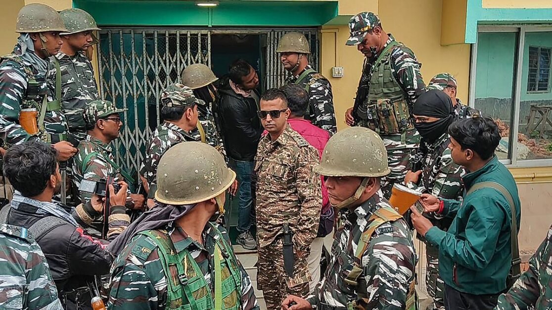पश्चिम बंगाल के संदेशखाली ब्लॉक में उबाल, ग्रामीणों ने तृणमूल नेताओं की संपत्तियों में लगाई आग