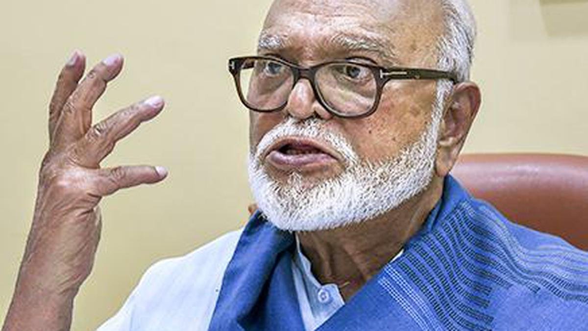 महाराष्ट्र के मंत्री छगन भुजबल को एक पत्र मिला है, जिसमें उन्हें 'अपनी जान को खतरे' के बारे में आगाह किया गया है।