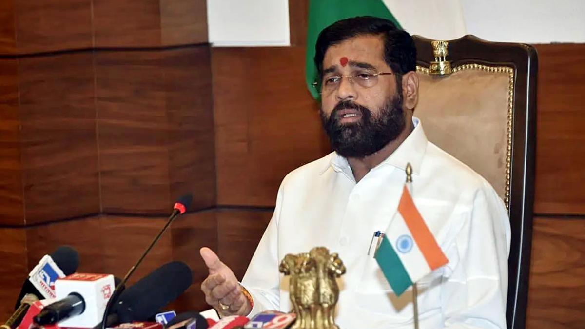 महाराष्ट्र के मुख्यमंत्री एकनाथ शिंदे ने परियोजना प्रभावित व्यक्तियों को 961 आवासीय फ्लैटों की चाबियां सौंपीं