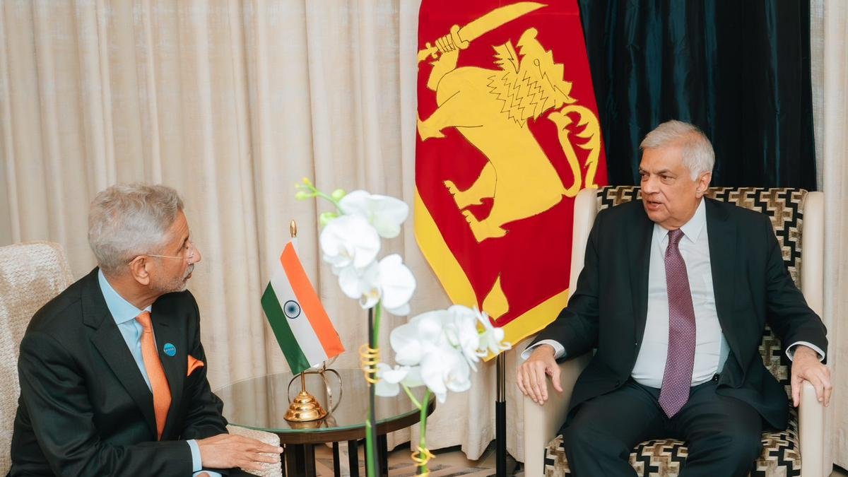 विक्रमसिंघे का कहना है कि भारत और मालदीव द्विपक्षीय रूप से मुद्दों को सुलझा लेंगे और उम्मीद है कि यह जल्द ही होगा