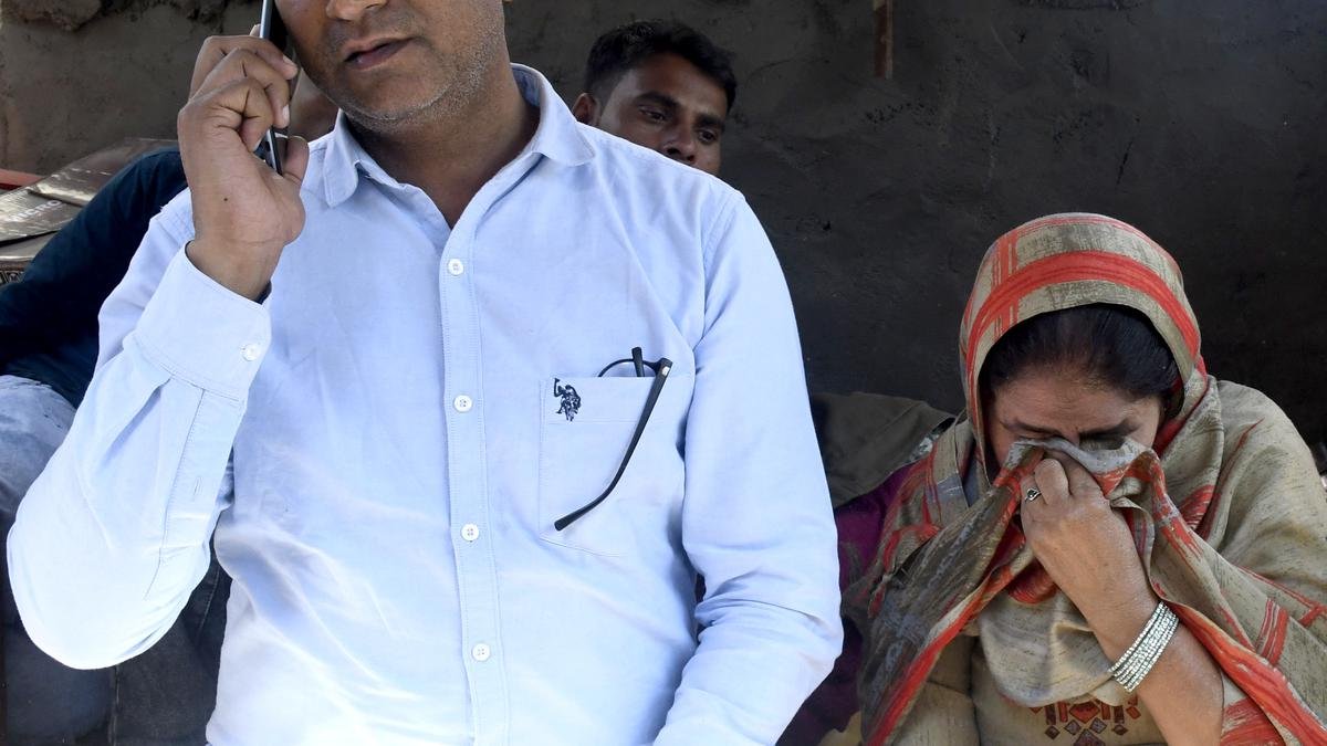 उत्तरकाशी सुरंग के बचावकर्मी वकील हसन के लिए समर्थन बढ़ रहा है क्योंकि उन्होंने ढहे हुए घर के पास विरोध जारी रखा है
