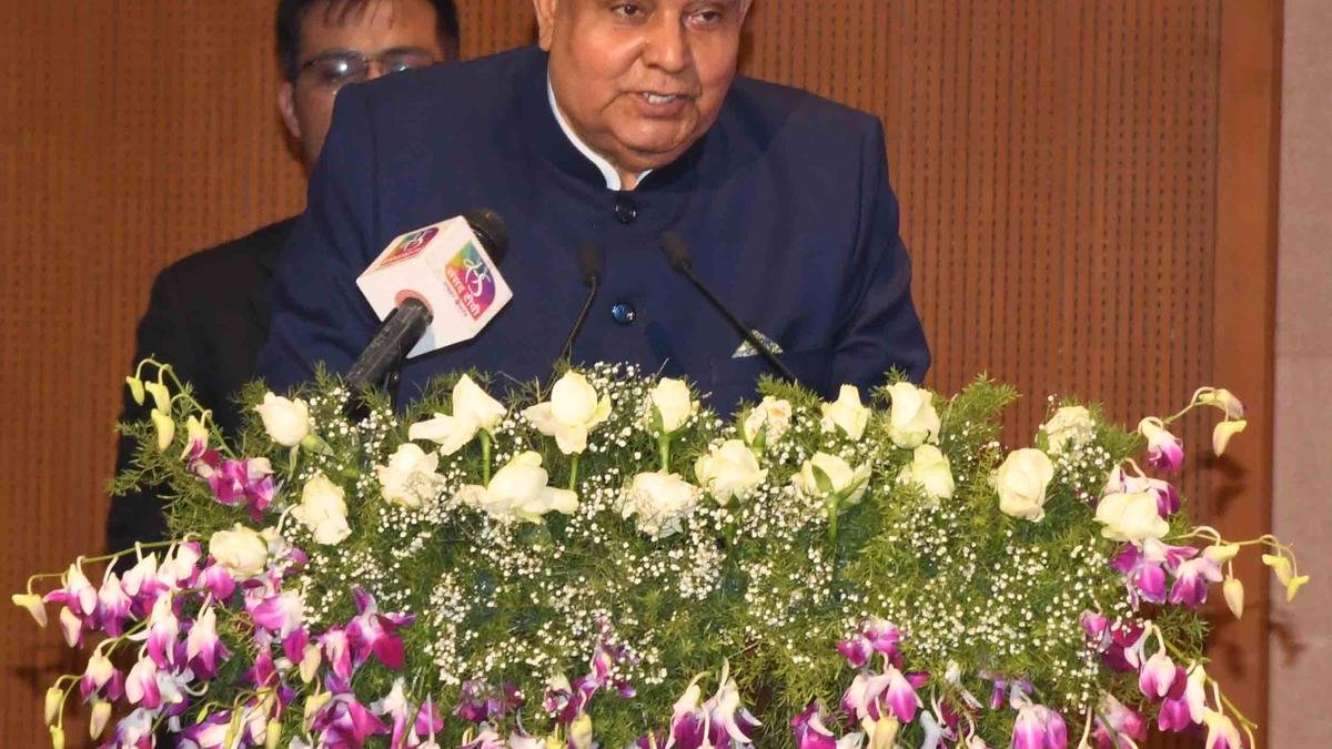 उपराष्ट्रपति ने युवाओं से निहित स्वार्थों के प्रति सतर्क रहने का आग्रह किया