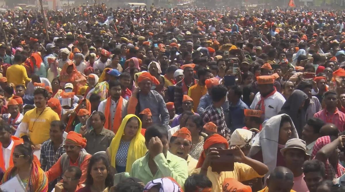 पश्चिम बंगाल के कृष्णानगर में प्रधानमंत्री नरेंद्र मोदी द्वारा संबोधित एक सार्वजनिक बैठक में एकत्रित हुए।