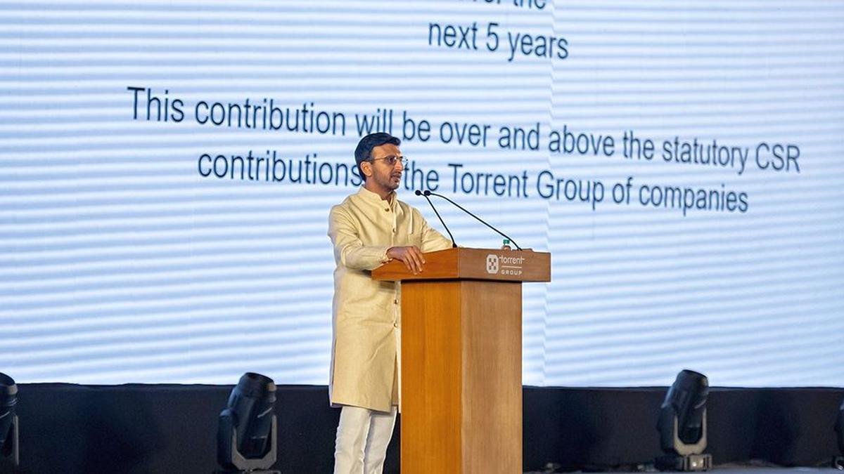 टोरेंट ग्रुप ने ₹5,000 करोड़ का वादा किया।  संस्कृति और सामाजिक सेवाओं में