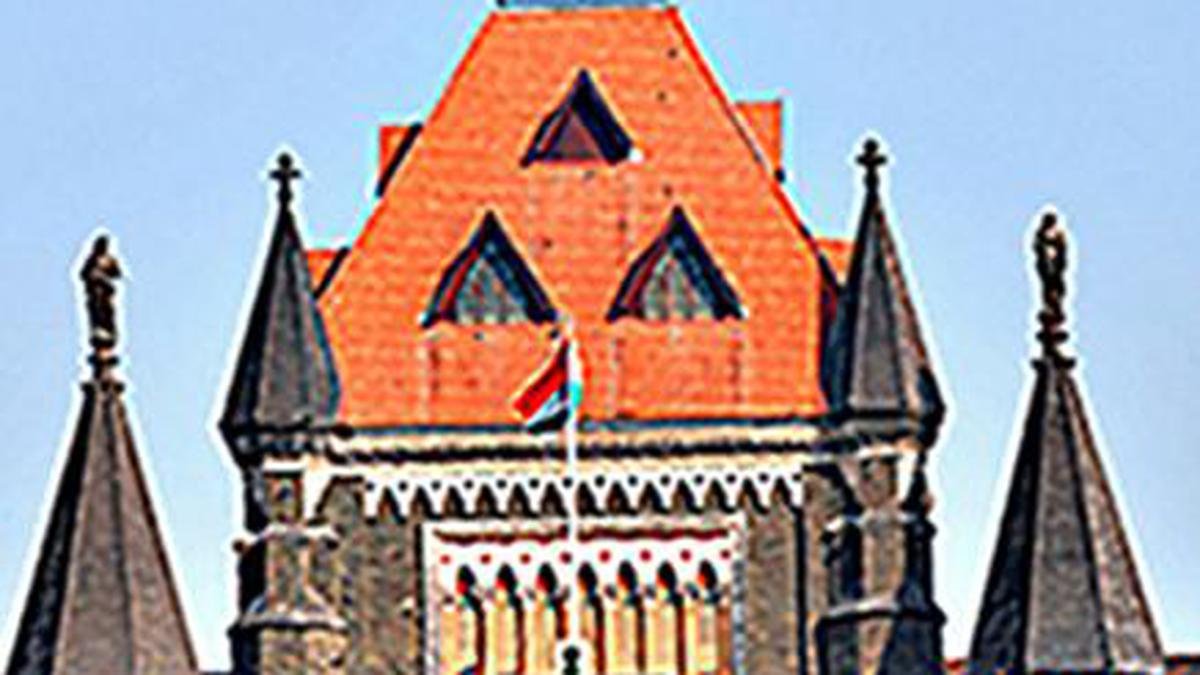दुर्भाग्यपूर्ण वास्तविकता है कि लोग समाधान के लिए तांत्रिकों के दरवाजे खटखटाते हैं: यौन उत्पीड़न मामले पर बॉम्बे हाई कोर्ट
