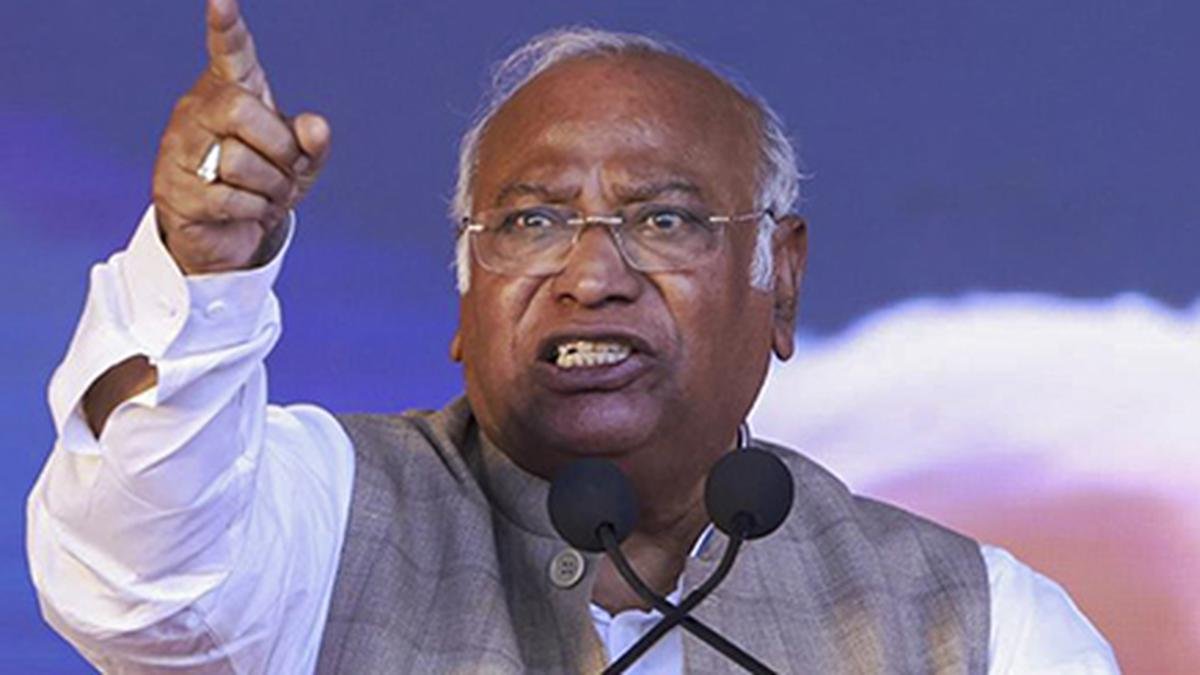 सरकार.  कांग्रेस प्रमुख खड़गे का कहना है कि 'पूर्ण निष्क्रियता' के कारण 'मेक इन इंडिया' को साकार करने में विफल रही