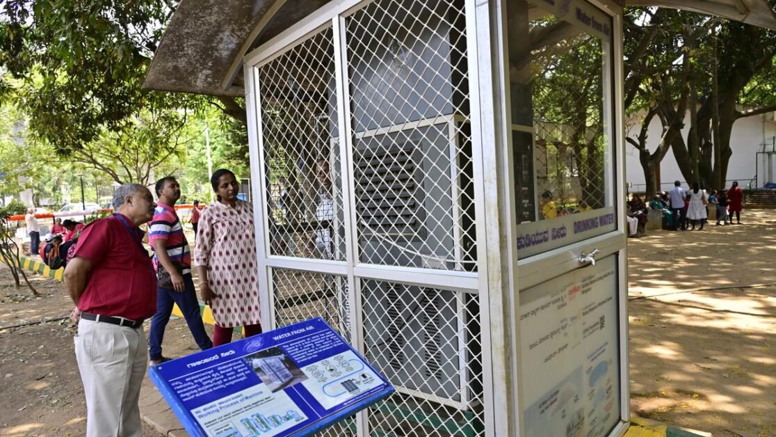 बेंगलुरु जल संकट: कैसे कुछ संस्थान वायुमंडलीय जल जनरेटर (एडब्ल्यूजी) का उपयोग करके पतली हवा से पानी का संचयन कर रहे हैं