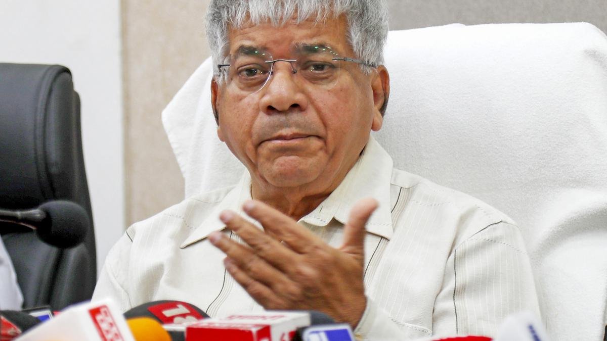 प्रकाश अंबेडकर ने महाराष्ट्र कांग्रेस प्रमुख पर बीजेपी से मिले होने का आरोप लगाया