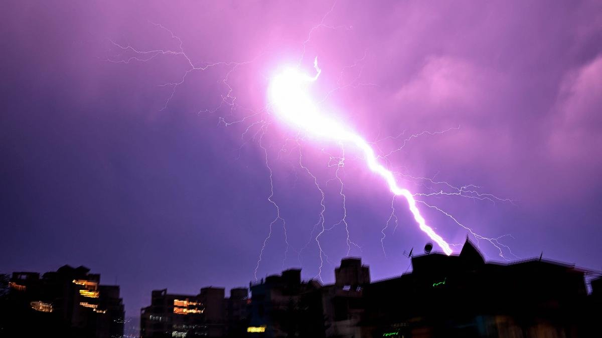 असम में तूफान, बिजली गिरने से चार लोगों की मौत