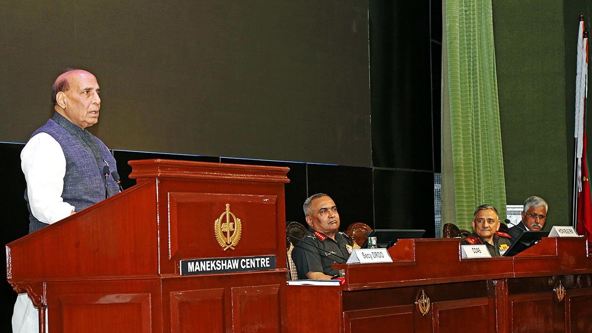 चीन के साथ गतिरोध के शांतिपूर्ण समाधान के लिए बातचीत जारी रहेगी: राजनाथ