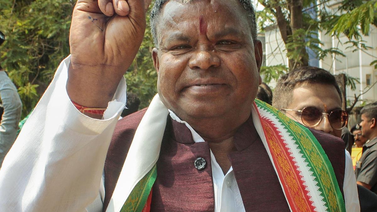 छत्तीसगढ़ के बस्तर से कांग्रेस प्रत्याशी कवासी लखमा के खिलाफ आचार संहिता उल्लंघन के आरोप में दो एफआईआर दर्ज की गईं
