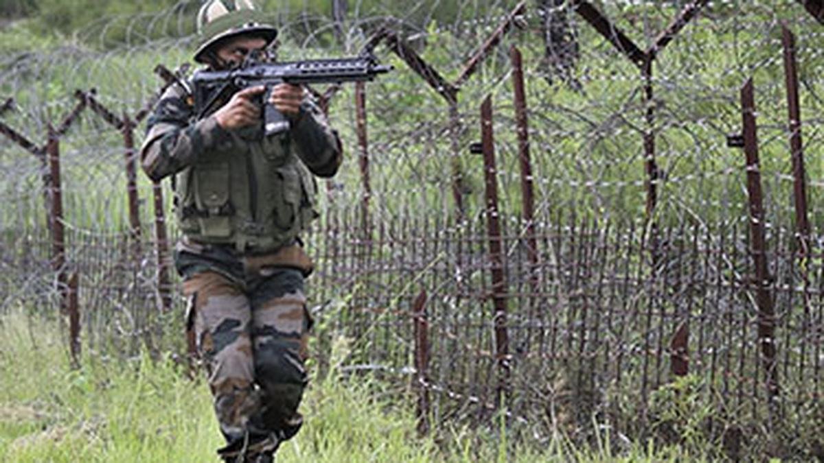 जम्मू और कश्मीर |  राजौरी सेक्टर में एलओसी पर पाकिस्तानी ड्रोन दिखने के बाद सेना ने फायरिंग की