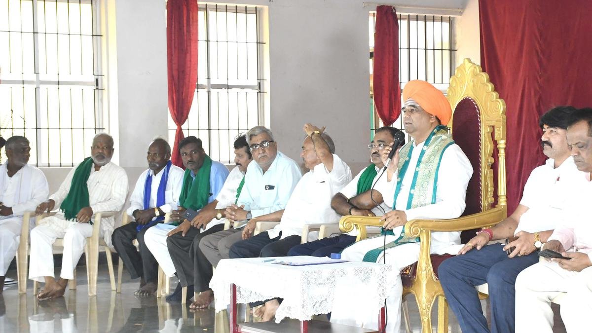 प्रह्लाद जोशी अब धारवाड़ में अपने खिलाफ चुनाव लड़ने के लिए साधु की धमकी को कम करने के लिए पार्टी के भीतर लिंगायत नेताओं पर भरोसा कर रहे हैं