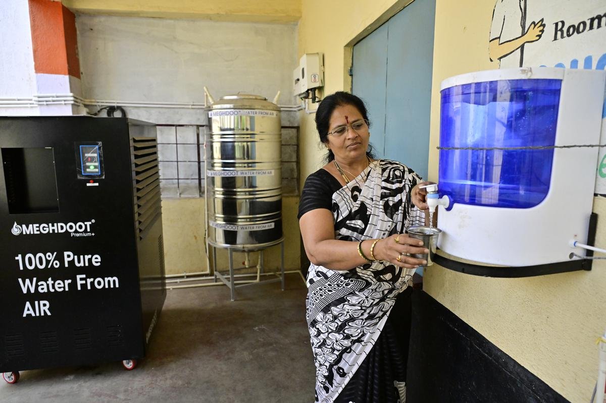 बेंगलुरु के राजाराजेश्वरी नगर के नम्मुरा सरकारी उच्च प्राथमिक विद्यालय में एक वायुमंडलीय जल जनरेटर (एडब्ल्यूजी) स्थापित किया गया था। 