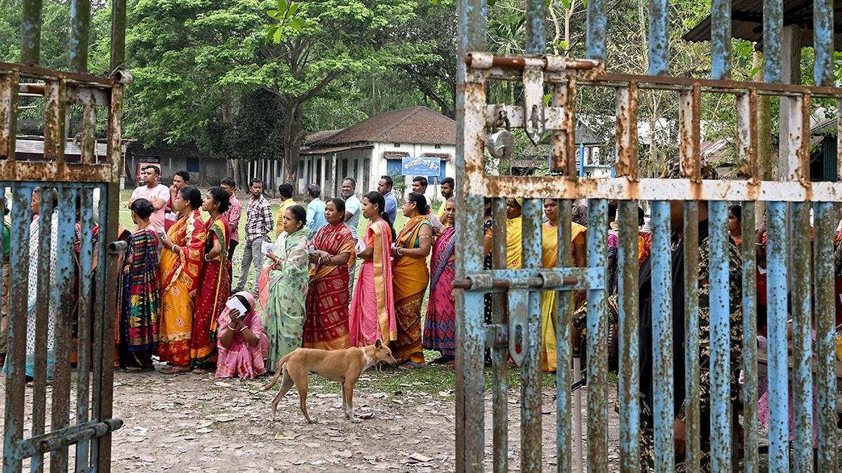 कोलकाता में महिलाएं अधिक नौकरियों, जीवनयापन की कम लागत के लिए वोट करना चाहती हैं